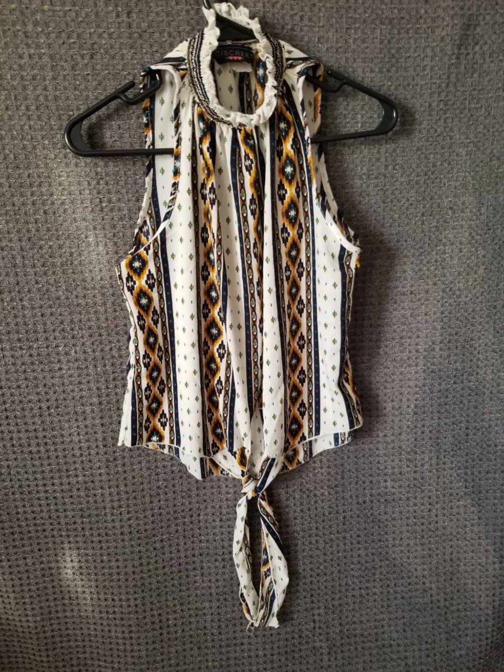 💚3/$15 Discreet Geometric Tie Front Tank Top Small
